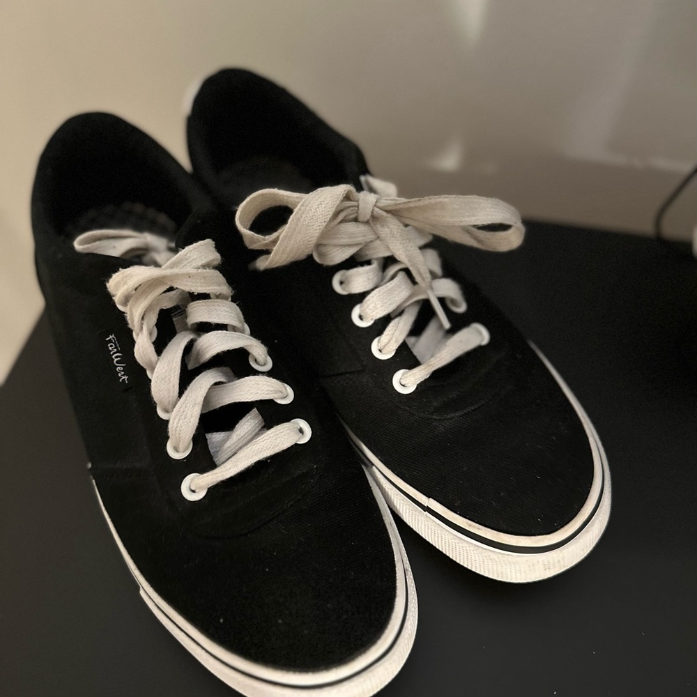 Classic Black Canvas Sneakers with White Laces - Picture 2 of 4